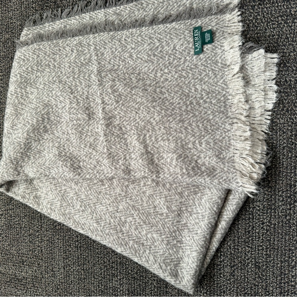 Lauren Ralph Lauren Scarf 100 % Acrylic Warm, Soft, Comfy Gray - Picture 3 of 5